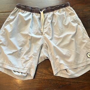 Vuori Kore Shorts 7.5” with lining  in Light Cloud color XL